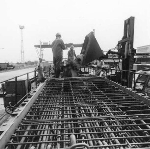 Elster (Elbe). VEB Betonwerk Laußig, Betriebsteil Betonwerk Elster (Betonwerk für Produktion von Tiefbauerzeugnissen). Werksgelände. Bewehrung. Betonarbeiter bei der Herstellung von Stahlbetonplatten
