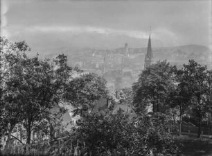 Stadtblick : Blick über eine Stadt, im Vordergrund ein Kirchturm