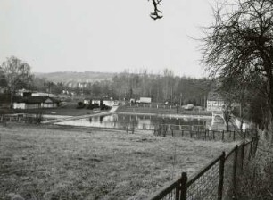 Freital-Zauckerode. Freibad mit Umkleidekabinen und Schwimmbecken
