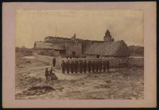[186]: Pisté (Yucatán) : Soldaten vor Gebäude