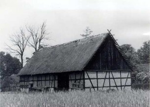 Wirtschaftsgebäude in Kolkwitz : Bauwesen - Wirtschaftsgebäude und Gehöfte. Ort: Gołkojce / Kolkwitz. Schulstraße Haus Nr. 17, Fachwerkscheune mit Strohdach.