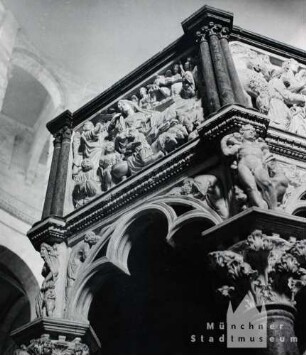 Pisa. Marmorkanzel im Baptisterium