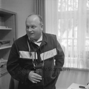 Freiwillige Feuerwehr Bargteheide: Hans-Uwe Görtz am Arbeitsplatz, mit Funksprechgerät