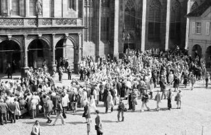 Freiburg: Spalier in das Münster, vom Kaufhaus