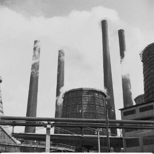 Industrielandschaft mit Schornsteinen und Kühltürmen : Deutsche Demokratische Republik. Industrielandschaft mit Schornsteinen und Kühltürmen