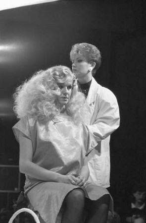 Vorstellung der Frisurenmode für Herbst/Winter 1986/87 durch die. Friseurinnung Karlsruhe und die Firma L´Oréal in der Badnerlandhalle