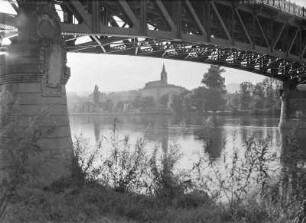 Leitmeritz (heute Litomerice). Rechtes Elbufer mit Fischerviertel und Domhügel (Bischöfliche Residenz und Domkirche St. Stephan mit Glockenturm). ; Blick über die Elbe durch einen Brückenbogen der Straßenbrücke (1910)