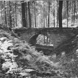 Hohe Brücke : Pirna-Graupa. Hohe Brücke, Sandstein-Bogenbrücke, Bergseite. 1701/1800. 4. Brücke im Zuge des Fahrweges Wünschendorf - Graupa