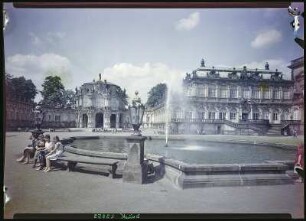 Dresden. Zwingerhof mit Wallpavillon, Mädchen auf der Bank