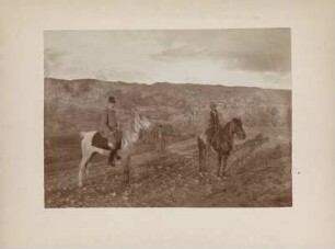 Zwei Reiter : Expeditionsleiter und Geograph Hugo Grothe (1869-1954) (rechts) und ein weiterer Mann auf Pferden.