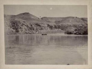 Auf dem Tigris : Blick auf den Tigris bei Hasankeyf. An den Ufern Felswände.