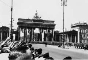 Parade der Legion Condor in Berlin "Unter den Linden"