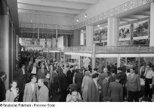Besucher der Leipziger Herbstmesse 1954 im indischen Pavillon