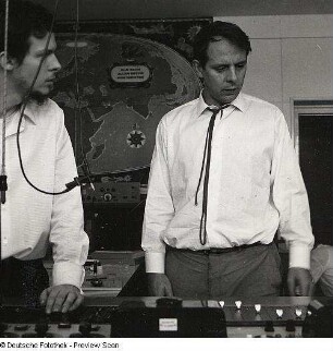 Portraitserie Karlheinz Stockhausen : Stockhausen, Karlheinz (1928.08.22 Mödrath/Kerpen - 2007.12.05 Kürten-Kettenberg), Komponist. Aufnahme im Studio für elektronische Musik des Westdeutschen Rundfunks Köln (WDR), links Studioleiter und Komponist David Johnson (1940-1921)