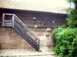 Kirchhofmauer im Südosten mit Wehrgang (mit Holzkonstruktion auf Konsolen sowie Schießscharten) in Übersicht