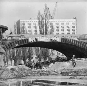 Hochhaus am Terrassenufer hinter der Ruine der alten Carolabrücke