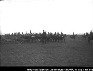 Geländeübung des Feld-Artillerie-Regiments Nr. 46 Enthält: Platte 11, Soldaten zu Pferd und auf mit Pferden bespannten Geschützlafetten