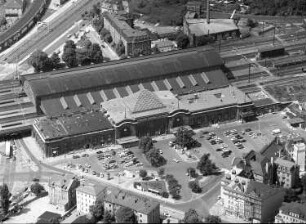 Dresden-Neustadt. Bahnhof Dresden-Neustadt (1898/1901). Bahnsteighalle und Gleisanlagen. Luftbild-Schrägaufnahme über den Schlesischen Platz nach Westen
