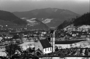 Hausach: Blick von der Höhe auf Hausach Dorf; Kirche und Burg Hausen mit Schnee