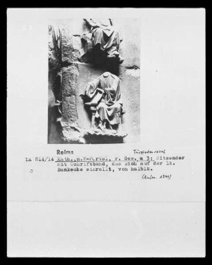 Nördliches Westportal — Südlicher Türpfosten — Sitzende Figur, a 3