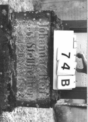 Grabstein 74B (Detailaufnahme 1)