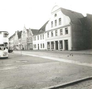 Cottbus. Wohnhäuser mit Läden, Altmarkt 22/27. Straßenansicht von Nordwest