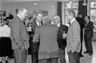 Parteien: CDU: Alte Schule: Neujahrsempfang: vorn Landtagsabgeordneter Karl Eduard Claussen im Gespräch: hinten Gäste in kleinen Gesprächsgruppen: 7. Januar 1990