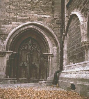 Schiefes Kirchenportal des Naumburger Doms