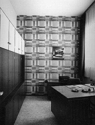 Büro mit Art Déco-Tapete und Reproduktion des "Singenden Klosterschülers" von E. Barlach