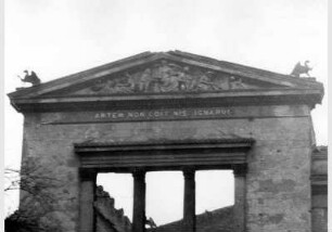 Blick auf die zerstörte Fassade des Neuen Museums