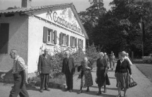 Stadtranderholung für alte Menschen im Caritas-Waldheim im Hardtwald.