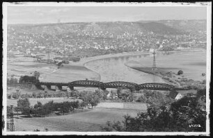 Radebeul. Blick auf die Lößnitz mit Eisenbahnbrücke, Kötzschenbroda
