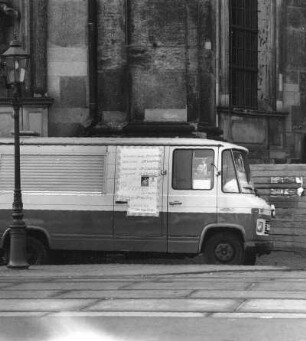Dresden vor der Währungsumstellung im Juni 1990. Verkaufsmobil eines privaten Gewerbetreibenden mit Angebotstafel (Preise in DM und M)