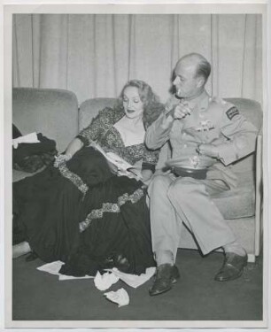 Marlene Dietrich und Colonel Robert E. Kearney besprechen den Programmablauf, Rundfunkaufnahme "Xmas Command" bei Armed Forces Radio Service (Los Angeles, September 1946) (Archivtitel)