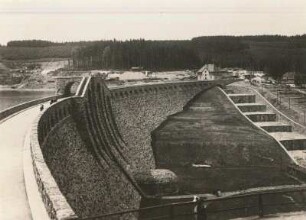 Talsperre Klingenberg : Staudamm und Überlauf der Talsperre
