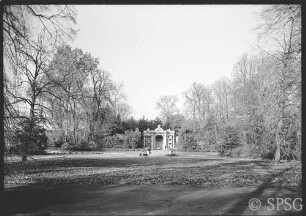 Potsdam, Sanssouci, Parterre vor der Neptungrotte, Blick von Hauptweg auf die Neptungrotte vor der Umgestaltung.
