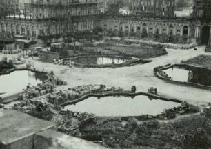 Ruine des Zwingers während des Wiederaufbaues : Dresden-Altstadt. Ruine des Zwingers während des Wiederaufbaues