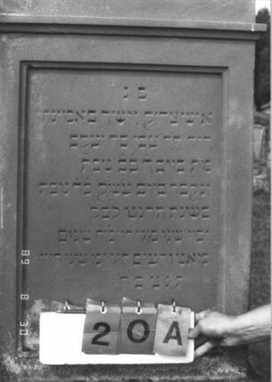 Grabstein 20 (Index: 99609656) Material: Sandstein Zustand: verwittert Maße HxBxT: 205x71x33 cm Beschreibung: Stele, Giebelabschluß mit Verdachung, Mittelpalmette, Schriftfeld rechteckig eingetieft, getreppter Sockel unten Rusticaimitat: Grabstein 20A