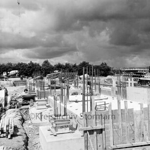 Bau: Blick über die Baustelle: im Vordergrund das Fundament des Kesselhauses
