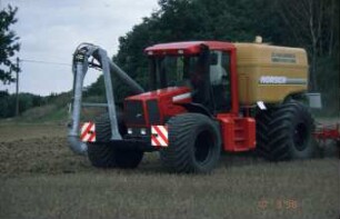 Fotografie: Gülleausbringung, Systemtraktor, Terrareifen, Güllefass, Gülleinjektor