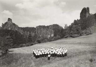 Dresdner Bergsteigerchor "Bergfinken" über dem Amselgrund bei Rathen. Blick gegen Gansmassiv und Talwächter