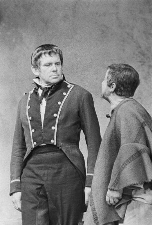 Szenenbilder aus "Montserrat" von Emmanuel Roblès (Bühnenbild: Heinrich Kilger). Kammerspiele (Deutsches Theater) Berlin, 20.06.1957 : Mit Walter Lendrich, Adolf Peter Hoffmann als Geistlicher u. a