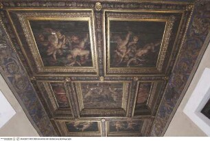 Bemalte Holzdecke mit Blumengirlanden, Puttendarstellungen und Kardinalswappen des Scipione Borghese