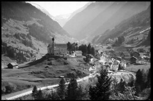 Wassen: Gotthardbahn, Kirche von der mittleren Strecke, von Norden