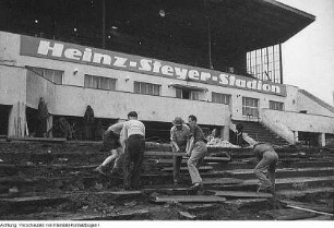 Dresden, Heinz-Steyer-Stadion. Nationales Aufbauwerk Freiwillige Arbeitseinsätze im Stadion, 1952 & Freiwillige Arbeitseinsätze, Juni 1952
