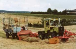 Fotografie: Strohbergung, Hochdruckpresse, Ballenschleuder, Zweiachsanhänger