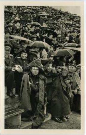 Zuschauer bei der Verabschiedung des 136. sowjetischen Garde-Panzerregimentes im Magdeburger Ernst-Grube-Stadion