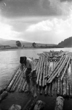 Vatra Dornei: Flößerarbeit am Fluss