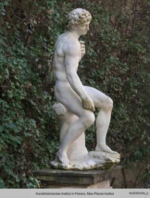 Sitzender nackter Jüngling