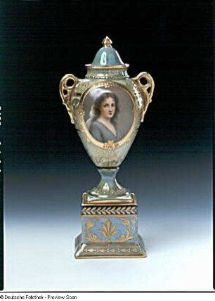 Doppelhenkelvase mit Deckel und Mädchenporträt